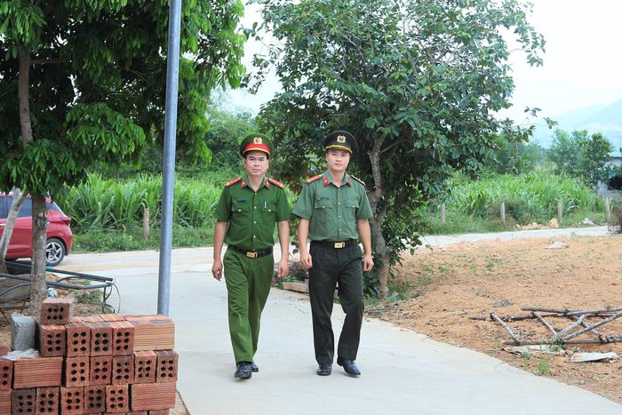 Kết thúc một ngày làm việc, tôi cùng Đại úy Phạm Trần Hùng - Phó Trưởng Công an xã, Bí thư Chi đoàn Công an xã Toàn Lưu đến thăm, động viên "em nuôi của đoàn".