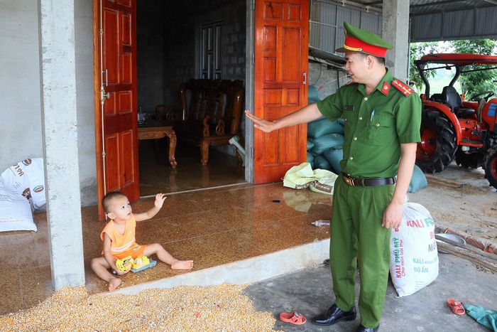 Chi đoàn Công an xã Toàn Lưu hiện nhận đỡ đầu em Trần Quốc Khánh (SN 2023, trú thôn Trung Tâm). Em có hoàn cảnh đặc biệt khó khăn khi mẹ mắc bệnh tâm thần, hiện đang sống cùng gia đình cậu mự trong điều kiện kinh tế còn nhiều thiếu thốn.