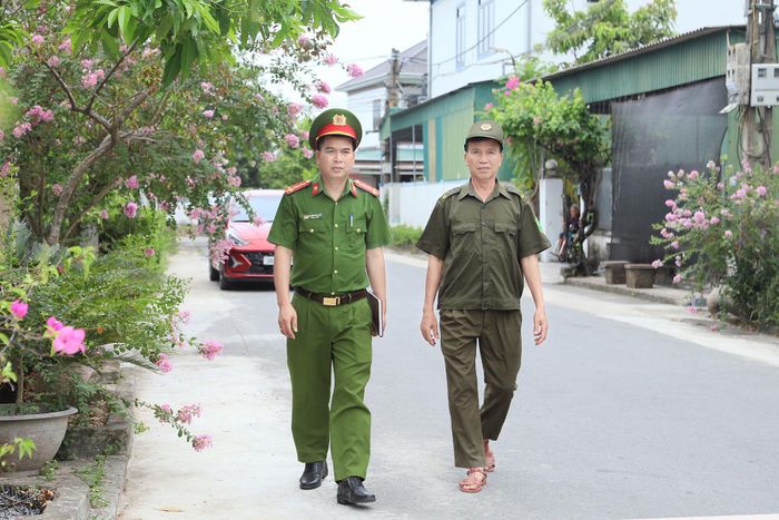 Sau khi hoàn thành công việc tại trụ sở, tôi cùng lực lượng an ninh cơ sở xuống địa bàn để nắm tình hình, tuần tra các tuyến đường và nhắc nhở người dân chấp hành các quy định của pháp luật. Đồng thời, tuyên truyền, vận động người dân tham gia phong trào “Toàn dân bảo vệ an ninh Tổ quốc”, tích cực tố giác tội phạm.