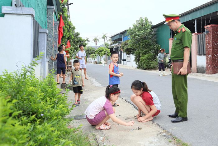 Đặc biệt, đang trong thời gian nghỉ hè của học sinh nên tôi tăng cường tuyên truyền, lồng ghép phổ biến kiến thức về kỹ năng vui chơi an toàn, phòng chống đuối nước và tai nạn thương tích, góp phần giúp các em có một mùa hè an toàn, bổ ích.