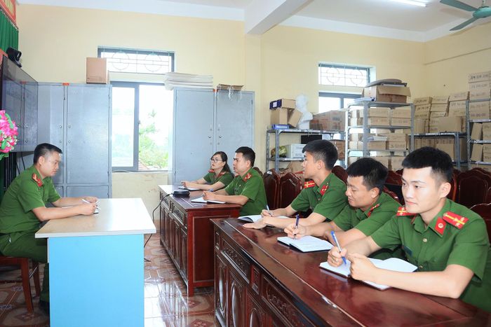Tổ Cảnh sát khu vực hiện có 7 cán bộ, gồm 1 Phó Trưởng Công an xã phụ trách và 6 cán bộ. Một ngày làm việc của chúng tôi thường bắt đầu từ 7 giờ sáng. Đầu giờ, Tổ Cảnh sát khu vực tổ chức giao ban để quán triệt, triển khai các văn bản chỉ đạo của Công an tỉnh, Công an xã; đồng thời phân công, rà soát nhiệm vụ theo lĩnh vực công tác mà từng cán bộ phụ trách.