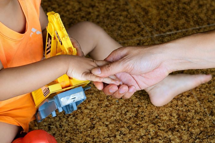 Thời gian qua, chi đoàn đã vận động đoàn viên đóng góp gần 30 triệu đồng để hỗ trợ nuôi dưỡng em Khánh. Nguồn kinh phí này góp phần giúp em có điều kiện sống tốt hơn, đồng thời thể hiện tinh thần trách nhiệm vì cộng đồng của lực lượng Công an xã.