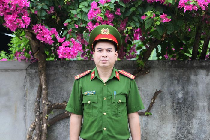 Tôi là Đại úy Nguyễn Hữu Tuấn (SN 1990), hiện là cán bộ Công an xã Toàn Lưu. Sau khi tốt nghiệp Trường Trung cấp Cảnh sát nhân dân I (nay là Trường Cao đẳng Cảnh sát nhân dân I) vào năm 2014, tôi bắt đầu quá trình công tác. Trải qua nhiều đơn vị khác nhau, tháng 7/2025 đến nay, tôi được phân công công tác tại Tổ Cảnh sát khu vực, Công an xã Toàn Lưu.