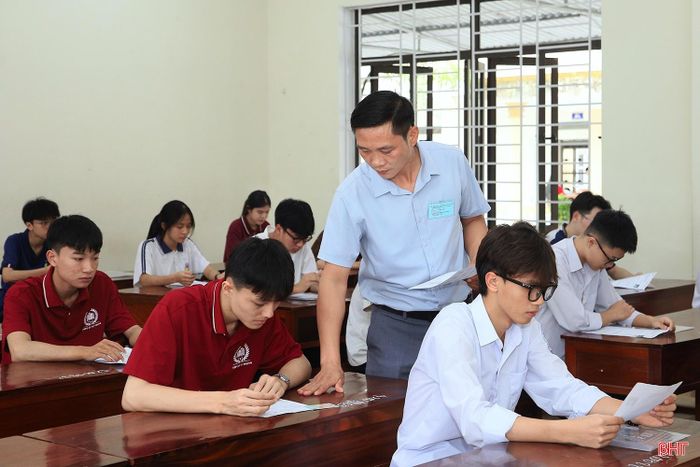Các trường THPT được chọn làm điểm thi đã chủ động chuẩn bị đầy đủ cơ sở vật chất, trang thiết bị và phương tiện hậu cần.