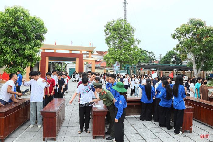 Phương án đảm bảo an ninh trật tự, an toàn trường thi và chăm sóc sức khỏe cho thí sinh được chuẩn bị chu đáo. Các sở, ban, ngành liên quan đã bố trí đủ lực lượng bảo vệ đề thi, bài thi 24/24 giờ; phối hợp phân luồng giao thông và chuẩn bị sẵn sàng phương tiện vận chuyển an toàn.