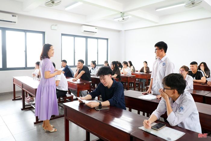 Trong chiều nay, lực lượng giám thị đã phổ biến, quán triệt lần cuối nội quy và quy chế thi nhằm giúp các em tự tin, chủ động bước vào ngày thi chính thức.
