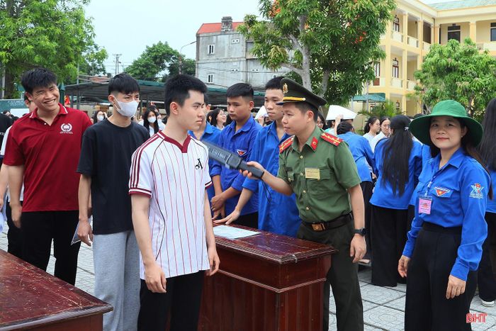 Đặc biệt, thực hiện chỉ đạo về tăng cường phòng chống gian lận thi cử bằng công nghệ cao, tất cả các điểm thi năm nay đều được trang bị máy quét an ninh cầm tay để kiểm soát nghiêm ngặt các thiết bị điện tử trước khi thí sinh vào phòng thi.
