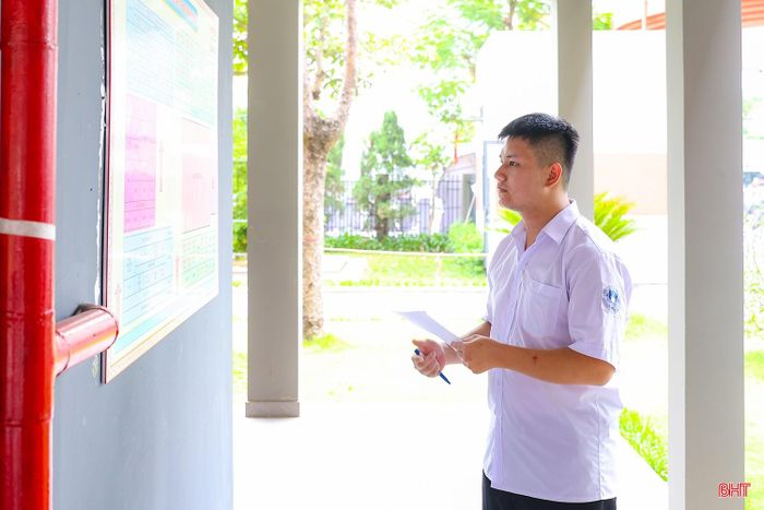 Các thí sinh tiến hành xem sơ đồ phòng thi, số báo danh, đối chiếu thông tin cá nhân và kịp thời điều chỉnh sai sót (nếu có).