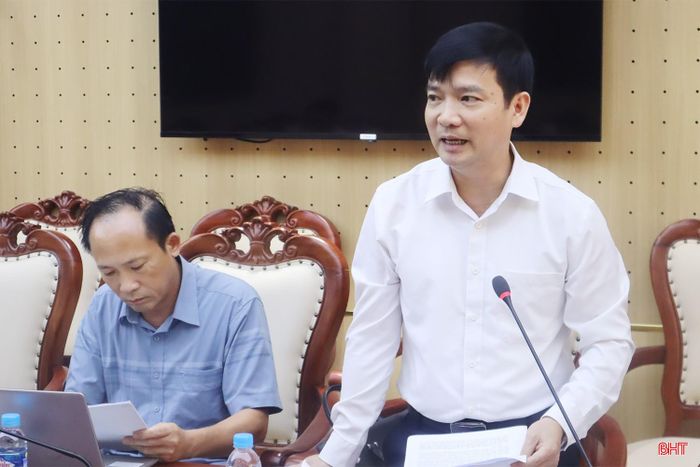 Phó Chánh Văn phòng UBND tỉnh Trần Công Thành báo cáo, giải trình các nội dung liên quan đến tờ trình, dự thảo nghị quyết.