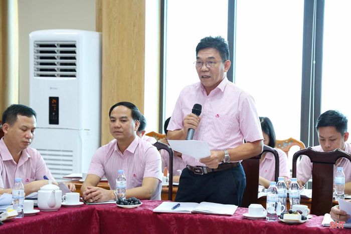 Ông Trần Anh Đức - Giám đốc Phòng Giao dịch Thạch Hà báo cáo tình hình triển khai nhiệm vụ 5 tháng đầu năm 2026.