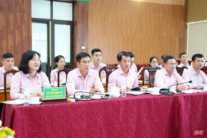 Lãnh đạo NHCSXH tỉnh Hà Tĩnh tham dự buổi làm việc.