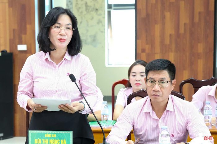 Bà Bùi Thị Ngọc Hà - Giám đốc Chi nhánh NHCSXH tỉnh Hà Tĩnh báo cáo hoạt động 5 tháng đầu năm 2026 và mục tiêu phát triển đến năm 2030.