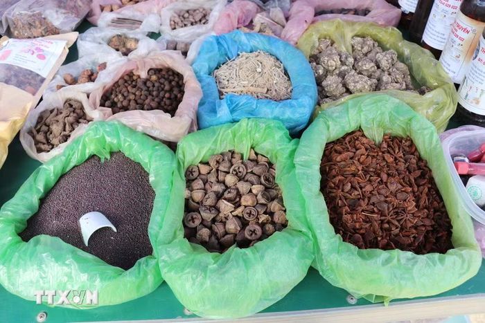 Các loại gia vị đặc trưng vùng núi phía Bắc được đồng bào Mông bày bán tại chợ phiên Đắk R’măng (xã Tà Đùng, tỉnh Lâm Đồng). (Ảnh: Nguyễn Huy Thành/TTXVN)
