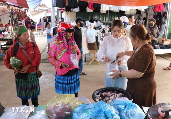 Hoạt động mua bán tại chợ phiên Đắk R’măng (xã Tà Đùng, tỉnh Lâm Đồng). (Ảnh: Nguyễn Huy Thành/TTXVN)