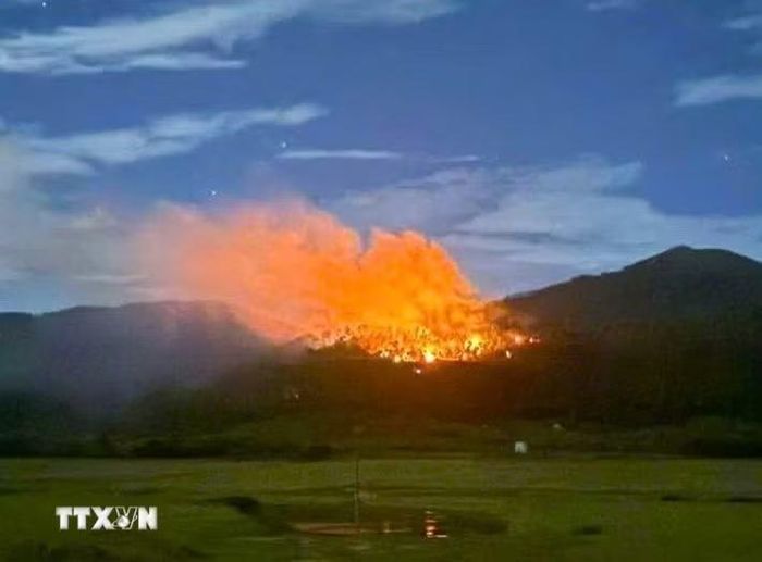 Hình ảnh vụ cháy rừng xảy ra trong chiều ngày 7/6/2026 tại khu vực núi Rú Xuân, thuộc xã Phúc Lộc, tỉnh Nghệ An. (Ảnh: TTXVN phát)