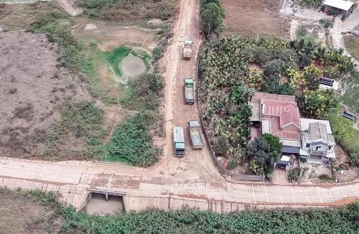 Mỗi ngày có hàng trăm lượt xe chở khoáng sản mỏ đất núi An Hội tại xã Mỏ Cày lưu thông trên các tuyến đường nhỏ, hẹp tại tỉnh lộ 627B tỉnh Quảng Ngãi. (Ảnh: Cao Nguyên/TTXVN)