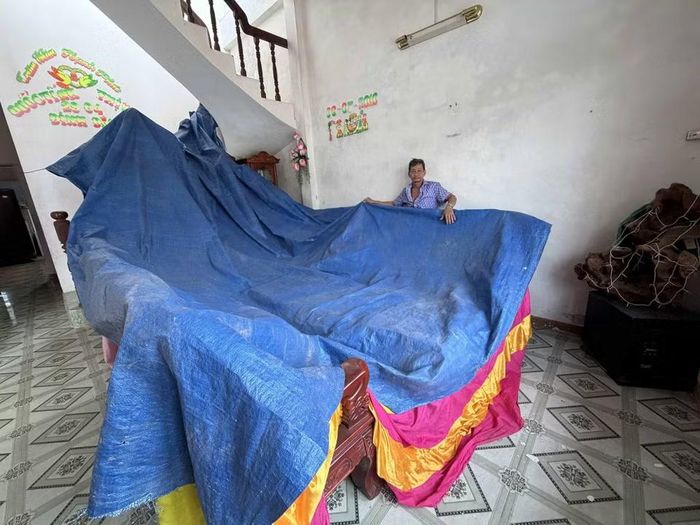 Vì quá bụi, anh Nguyễn Thanh Liêm ở thôn Minh Tân Bắc, xã Mỏ Cày, tỉnh Quảng Ngãi phải dùng bạt phủ lên nội thất trong nhà. (Ảnh: Cao Nguyên/TTXVN)