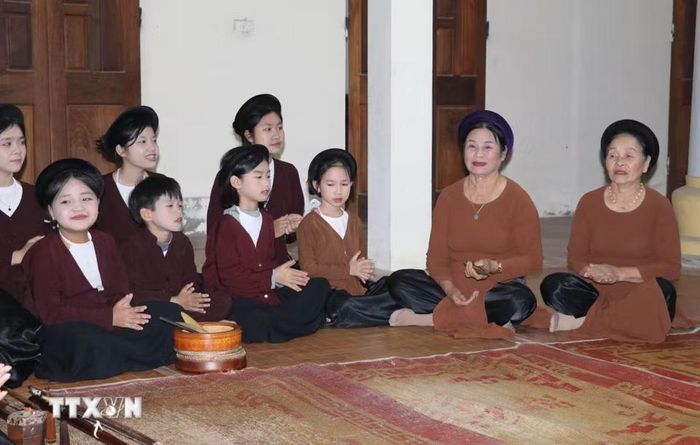 Câu lạc bộ hát xẩm Hà Thị Cầu, xã Yên Từ, được thành lập năm 2018 hiện có 32 thành viên, từ những em nhỏ mới 6 tuổi đến các nghệ nhân cao tuổi 87 tuổi. (Ảnh: Thùy Dung/TTXVN)