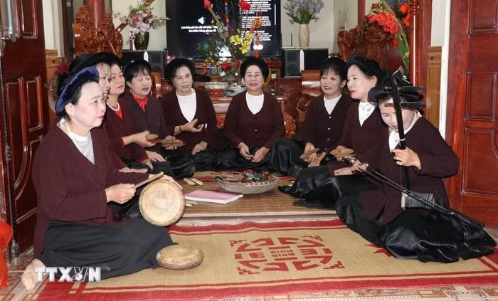 Các thành viên Đội chiếu xẩm chợ Lồng, xã Yên Từ, duy trì sinh hoạt định kỳ tạo môi trường để giao lưu, chia sẻ và nuôi dưỡng tình yêu đối với nghệ thuật truyền thống. (Ảnh: Thùy Dung/TTXVN)