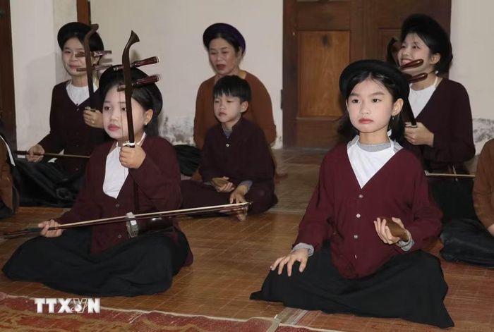 Sự hưởng ứng tích cực của thế hệ trẻ góp phần quan trọng trong việc giữ gìn và phát huy giá trị nghệ thuật hát xẩm ở xã Yên Từ, tỉnh Ninh Bình. (Ảnh: Thùy Dung/TTXVN)