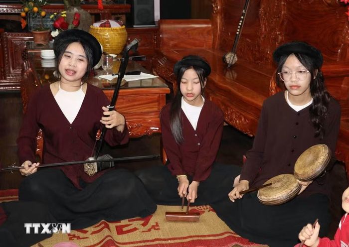Đội chiếu xẩm chợ Lồng, xã Yên Từ, ngày càng thu hút nhiều học sinh tham gia. (Ảnh: Thùy Dung/TTXVN)