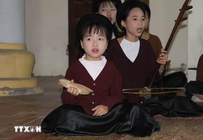 Sự hưởng ứng tích cực của thế hệ trẻ góp phần quan trọng trong việc giữ gìn và phát huy giá trị nghệ thuật hát xẩm ở xã Yên Từ, tỉnh Ninh Bình. (Ảnh: Thùy Dung/TTXVN)
