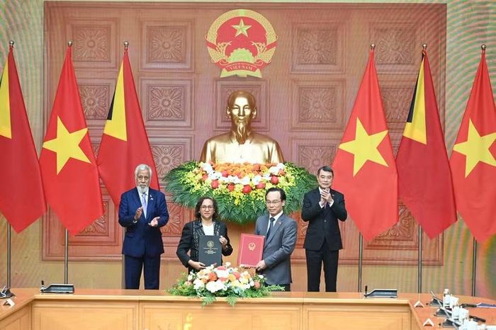 Bộ trưởng Bộ Giáo dục và Đào tạo Việt Nam Hoàng Minh Sơn và Bộ trưởng Giáo dục Timor-Leste Dulce de Jesus Soares ký Bản ghi nhớ về hợp tác giáo dục. (Ảnh: Bộ GD-ĐT)