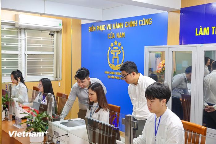 Ghi nhận tại Ủy ban Nhân dân phường Cửa Nam trong ngày đầu chính quyền 2 cấp chính thức đi vào hoạt động, ngay từ sớm các cán bộ của phường đã có mặt để sẵn sàng phục vụ người dân. (Ảnh: Minh Sơn/Vietnam+)