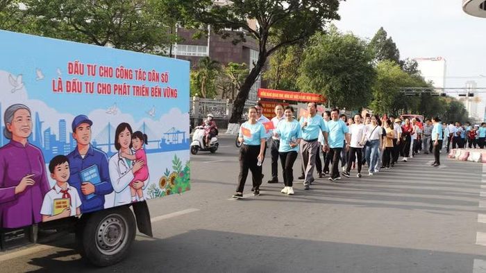 Tuyên truyền cổ động về dân số. (Ảnh: TTXVN/Vietnam+)