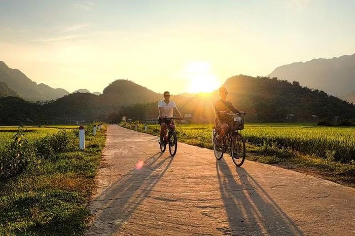 Đạp xe dưới hoàng hôn Mai Châu. (Ảnh: CTV)
