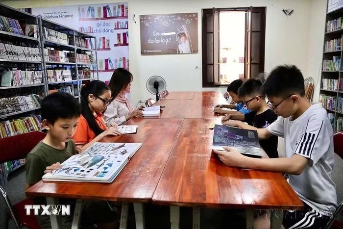 Học sinh đọc sách tại thư viện công cộng dịp Hè. (Ảnh: Đại Nghĩa/TTXVN)