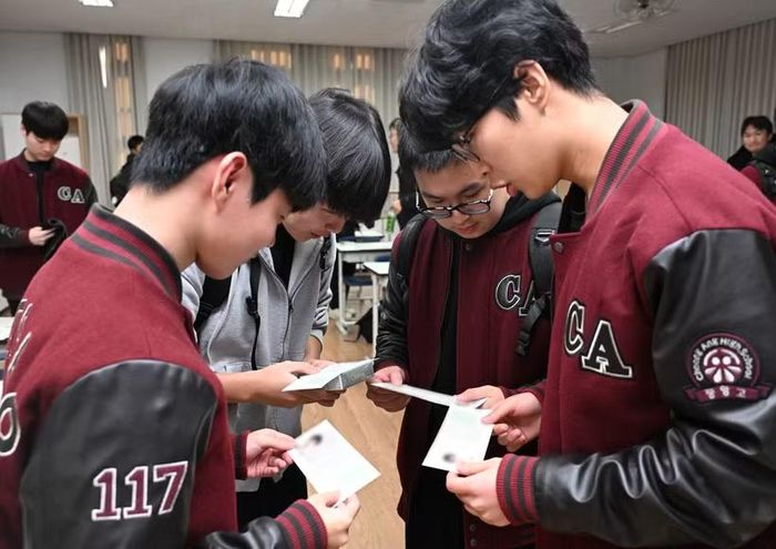Học sinh kiểm tra thông tin trên thẻ dự thi tại một trường trung học phổ thông ở Seoul, Hàn Quốc. (Ảnh minh họa: Yonhap/TTXVN)