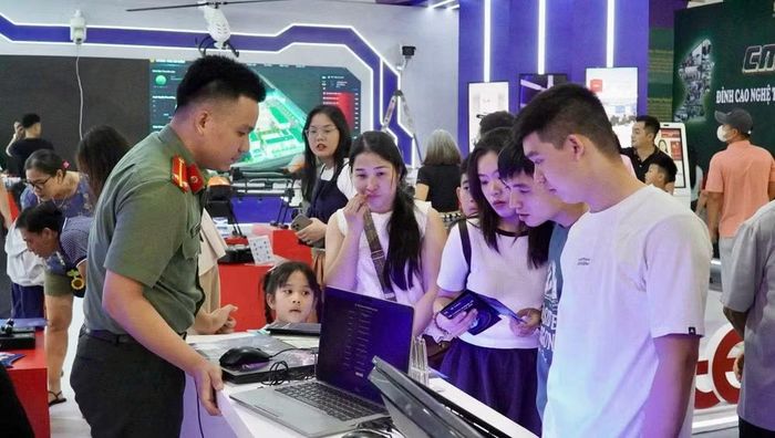 Khách tham quan tham gia thử thách kiến thức về an ninh mạng. (Ảnh: BCA)