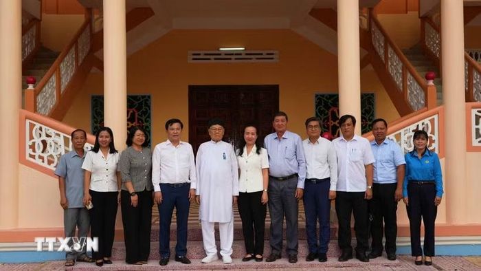 Đoàn công tác của Tỉnh ủy, Ủy ban Mặt trận Tổ quốc Việt Nam tỉnh Tây Ninh chụp ảnh lưu niệm tại Hội Thánh Cao Đài Tòa Thánh Tây Ninh nhân kỷ niệm 101 năm Ngày Khai đạo Cao Đài. (Ảnh: Minh Phú/TTXVN)