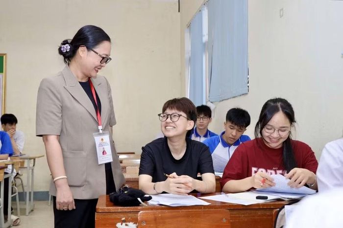 Thứ trưởng Bộ Giáo dục và Đào tạo Nguyễn Thị Quyên Thanh trò chuyện, động viên học sinh lớp 12 Trường Trung học phổ thông Nguyễn Huệ, tỉnh Lào Cai trước kỳ thi. (Ảnh: Bộ GD-ĐT)