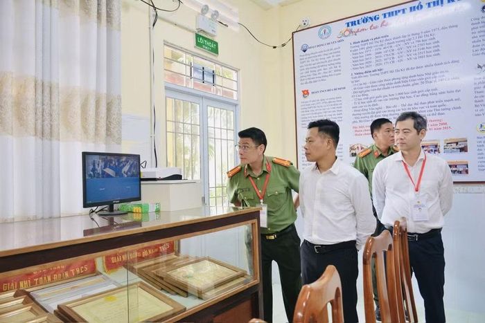 Thứ trưởng Bộ Giáo dục và Đào tạo Lê Quân (thứ hai từ trái sang) kiểm tra công tác chuẩn bị thi tại tỉnh Cà Mau. (Ảnh: Bộ GD-ĐT)