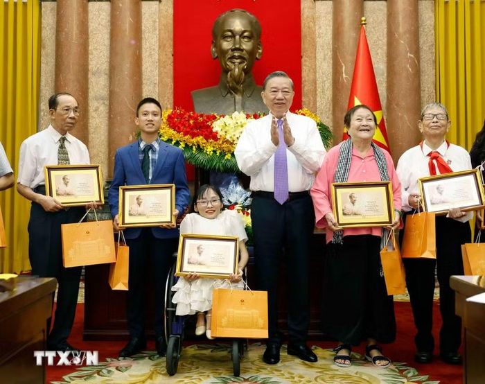 Tổng Bí thư, Chủ tịch nước Tô Lâm tặng quà cho các đại biểu. (Ảnh: Thống Nhất/ TTXVN)