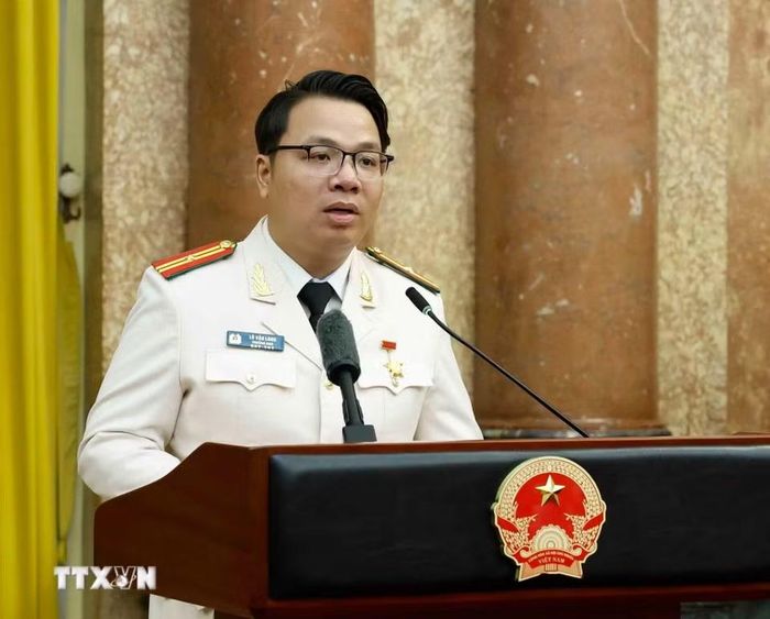Thiếu tá Lò Văn Long, Trưởng ban Thanh niên công an tỉnh Điện Biên, đại diện chương trình con nuôi công an tỉnh Điện Biên, đang trực tiếp chăm sóc, nuôi dưỡng 12 cháu nhỏ người Lào có hoàn cảnh khó khăn, và 28 cháu nhỏ có hoàn cảnh đặc biệt người Việt. (Ảnh: Thống Nhất/ TTXVN)