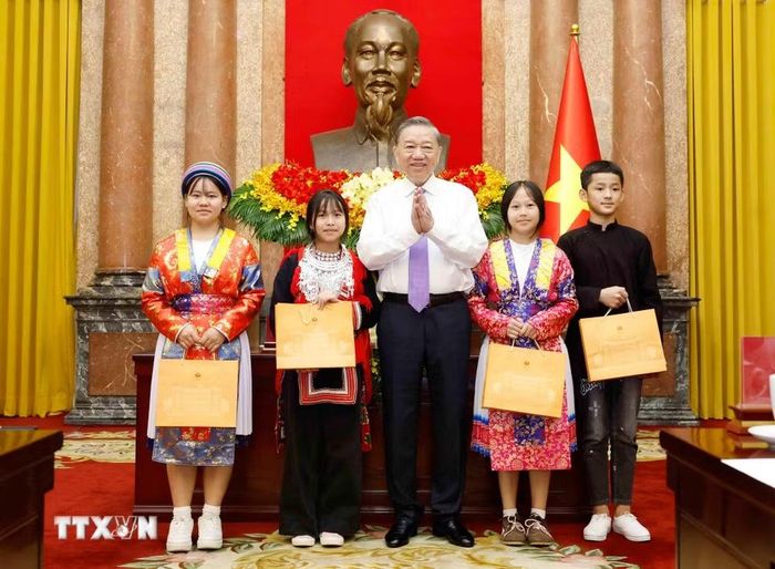Tổng Bí thư, Chủ tịch nước Tô Lâm tặng quà cho các học sinh dân tộc thiểu số. (Ảnh: Thống Nhất/TTXVN)