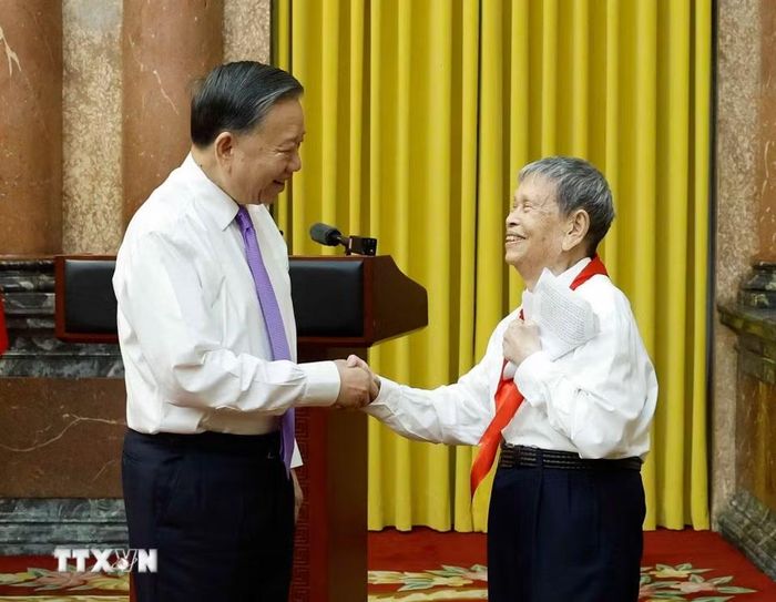Tổng Bí thư, Chủ tịch nước Tô Lâm với Thầy giáo Nhân dân, Anh hùng Lao động Nguyễn Đức Thìn - người khởi xướng phong trào “Nghìn việc tốt” từ năm 1963, từng vinh dự được gặp Bác Hồ. (Ảnh: Thống Nhất/TTXVN)