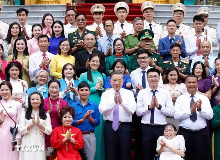 Tổng Bí thư, Chủ tịch nước Tô Lâm và các đại biểu. (Ảnh: Thống Nhất/TTXVN)