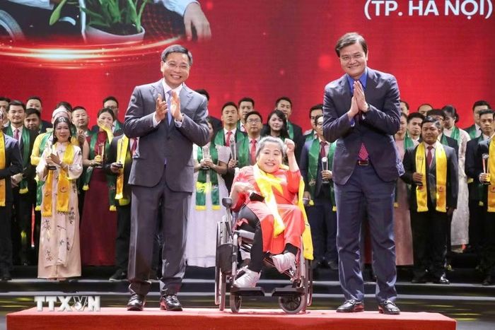 Phó Thủ tướng Chính phủ Nguyễn Văn Thắng trao tặng danh hiệu cho chị Nguyễn Thùy Chi, doanh nhân đặc biệt trong TOP 10 Doanh nhân trẻ khởi nghiệp xuất sắc danh dự 2026. (Ảnh: Hoàng Ngọc/TTXVN)