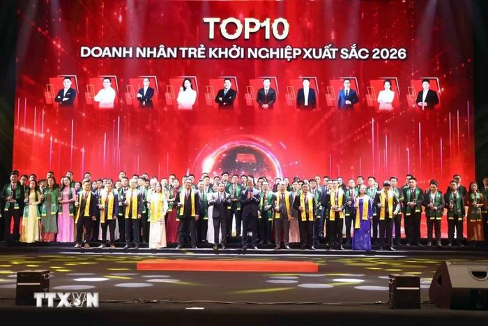 Ban tổ chức trao danh hiệu cho Top 10 Doanh nhân trẻ khởi nghiệp xuất sắc 2026. (Ảnh: Hoàng Ngọc/TTXVN)