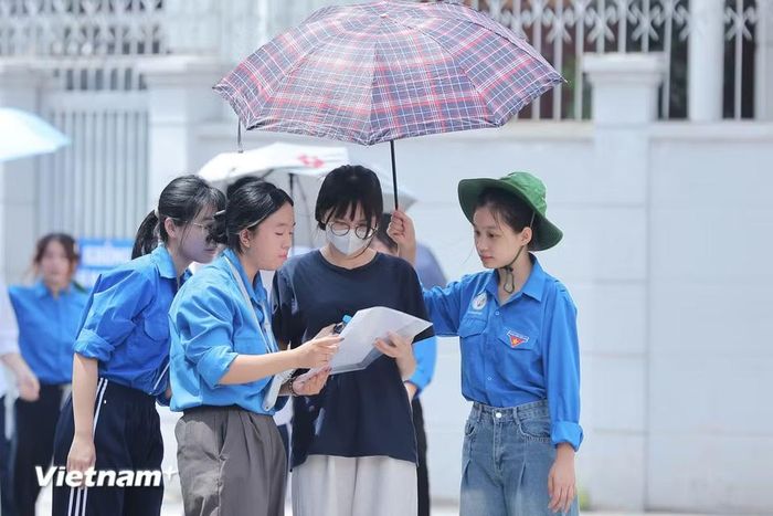 Trong buổi này, thí sinh sẽ được nghe phổ biến quy chế thi, trong đó thí sinh cần đặc biệt lưu ý các vật dụng cấm mang vào phòng thi, các hành vi vi phạm quy chế thi sẽ bị xử lý kỷ luật. (Ảnh: Hoài Nam/Vietnam+)