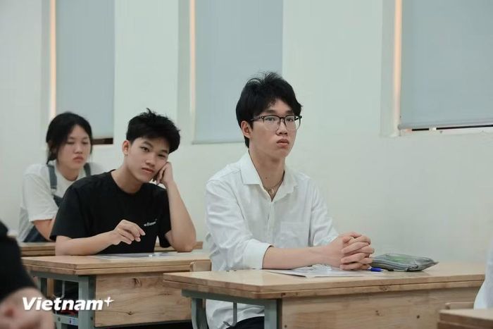 Ngay sau khi kỳ thi kết thúc, công tác chấm thi sẽ được triển khai từ ngày 13-30/6, dự kiến có kết quả thi vào 8 giờ ngày 1/7/2026, sớm hơn khoảng 12 ngày so với năm trước, giúp thí sinh và các cơ sở đào tạo chủ động hơn trong xét tuyển đại học, cao đẳng. (Ảnh: Hoài Nam/Vietnam+)