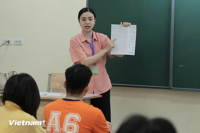 Kỳ thi diễn ra vào các ngày từ 10-12/6 (trong đó, ngày 10/6 là ngày làm thủ tục dự thi; ngày 11/6 tổ chức thi môn Ngữ văn vào buổi sáng và môn Toán vào buổi chiều; ngày 12/6 tổ chức thi hai môn tự chọn). (Ảnh: Hoài Nam/vietnam+)