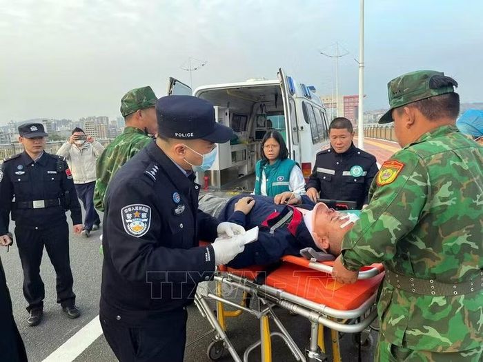 Đồn Biên phòng cửa khẩu Quốc tế Móng Cái (Việt Nam) phối hợp với Trạm kiểm tra Biên phòng xuất nhập cảnh Đông Hưng (Trung Quốc) mở "luồng xanh" cho xe cứu thương cấp cứu bệnh nhân. (Ảnh: TTXVN phát)