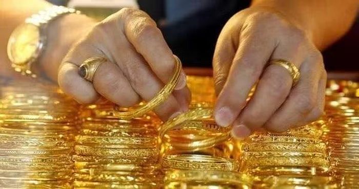 Chuyên gia cảnh báo dù giá vàng giảm nhưng đừng vội bắt đáy khi rủi ro còn hiện hữu. (Ảnh: Vietnam+)