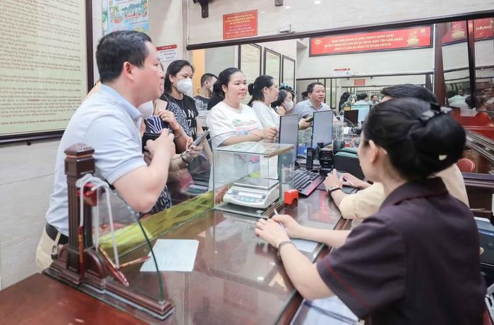 Các cửa hàng vàng cho biết dù giá vàng giảm nhưng không còn cảnh xếp hàng mua như trước. (Nguồn: TTXVN)