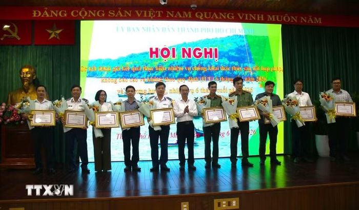 Tuyên dương các tập thể, cá nhân đóng góp tích cực cho công tác phòng, chống khai thác thủy sản bất hợp pháp, không báo cáo và không theo quy định. (Ảnh: Hương Giang/TTXVN)